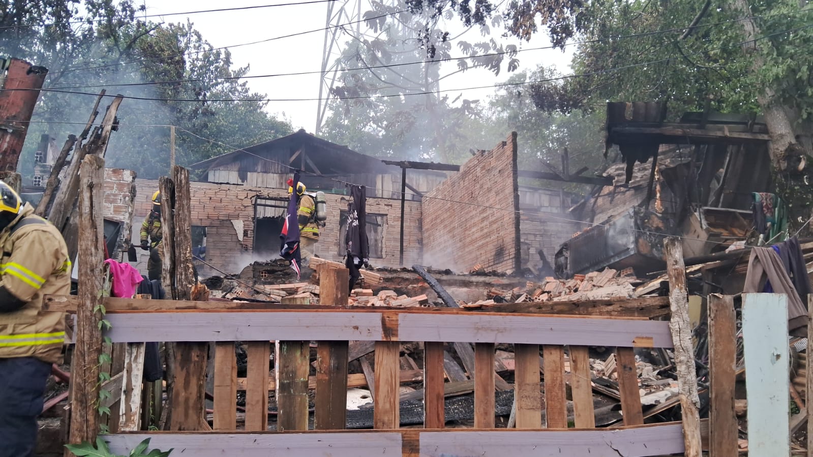 Incêndio atinge residências no Morro da Cruz em Taquara