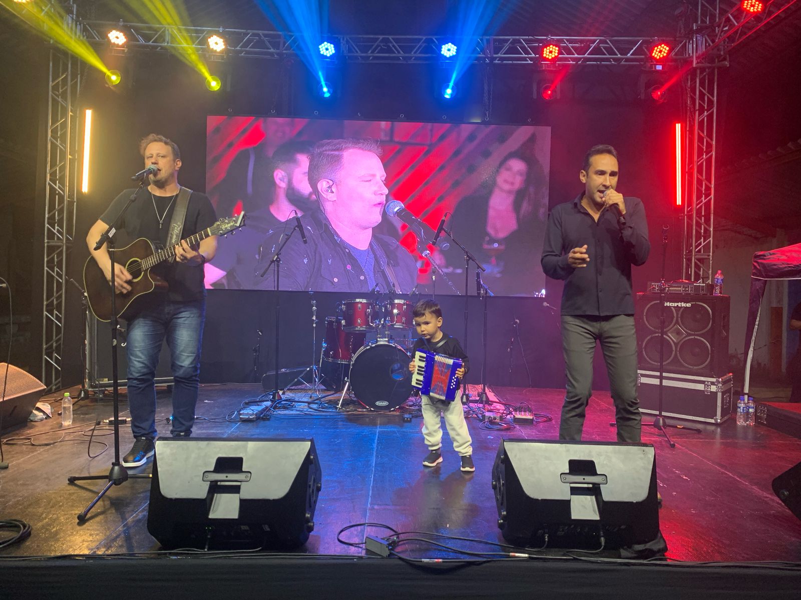 Gilson e Gabriel animam o Taquara Fest e projetam expansão da carreira