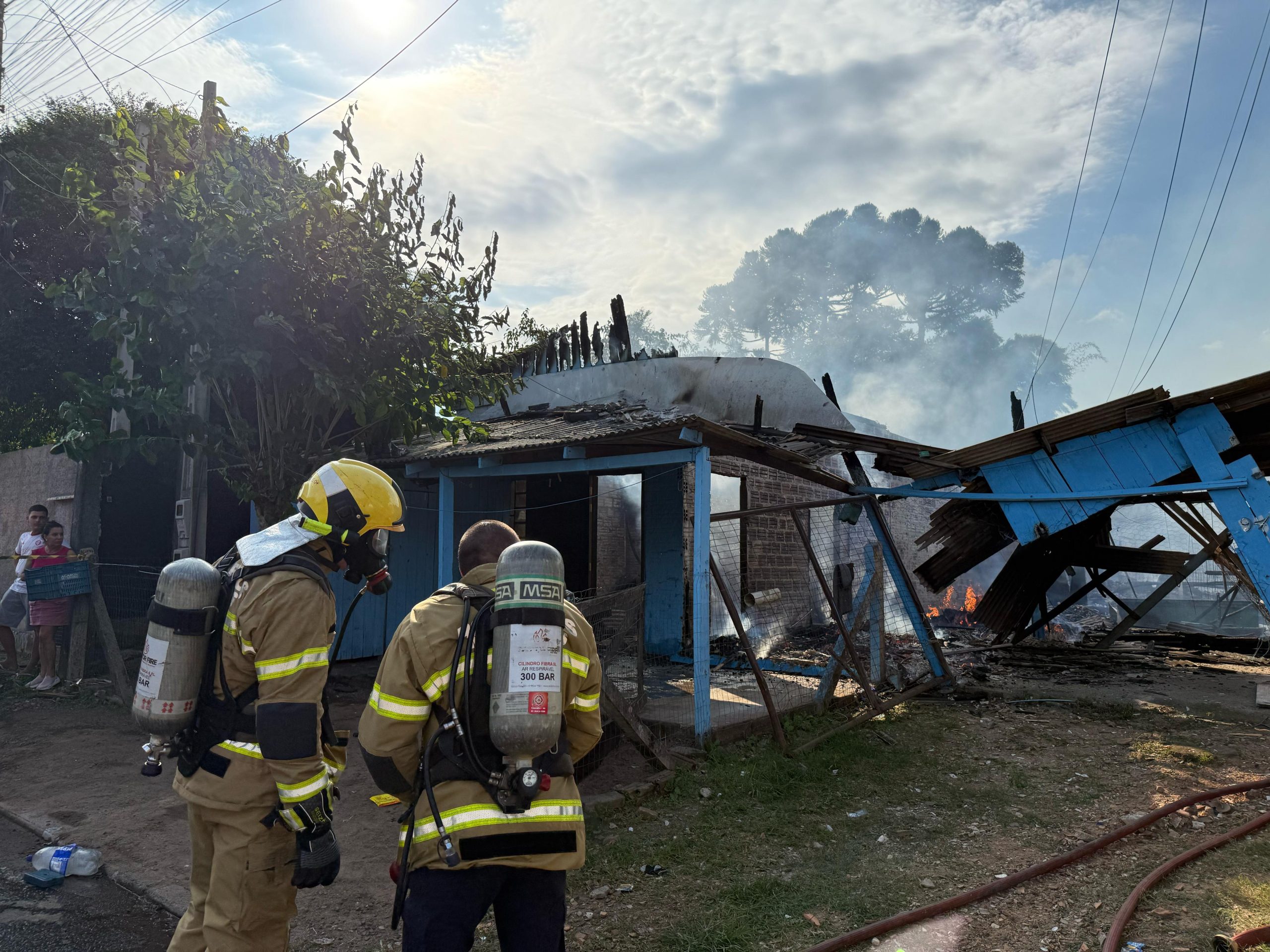 Incêndio em Taquara deixa quatro casas destruídas e resulta em morte de criança
