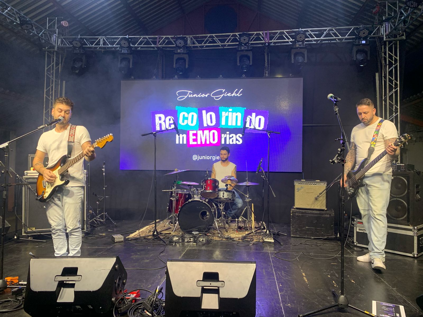 Júnior Giehl e Banda se apresentam no Taquara Fest e anunciam lançamento de três novos singles