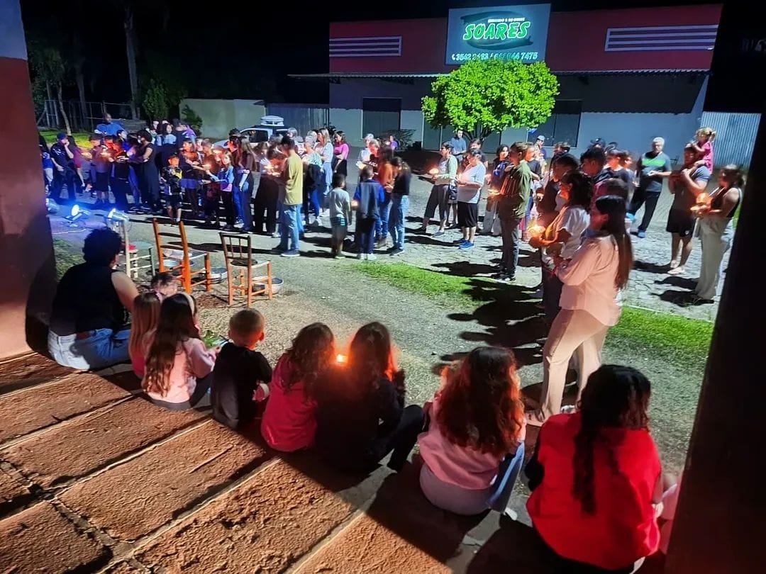 Caminhada Iluminada reúne comunidade em ato de fé e reflexão em Padilha