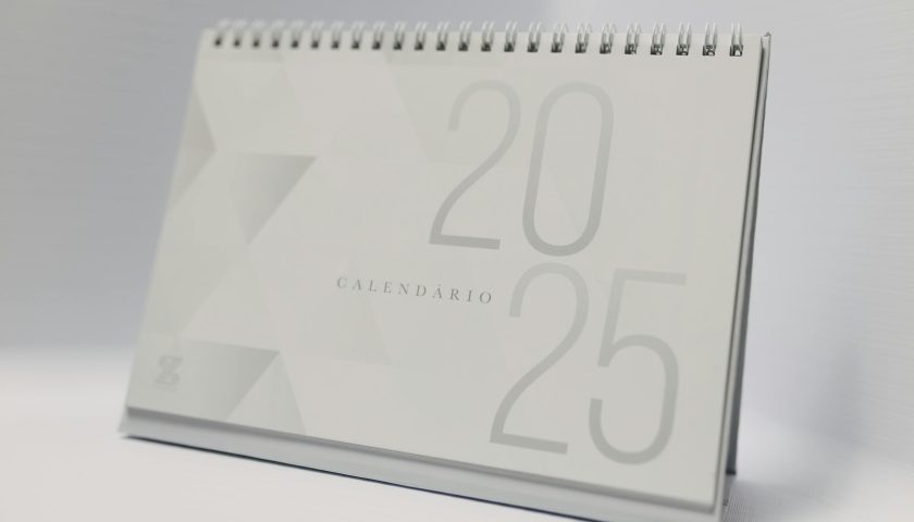 Minimalist 2025 desk calendar with a modern design, perfect for planning and organizing your year.
