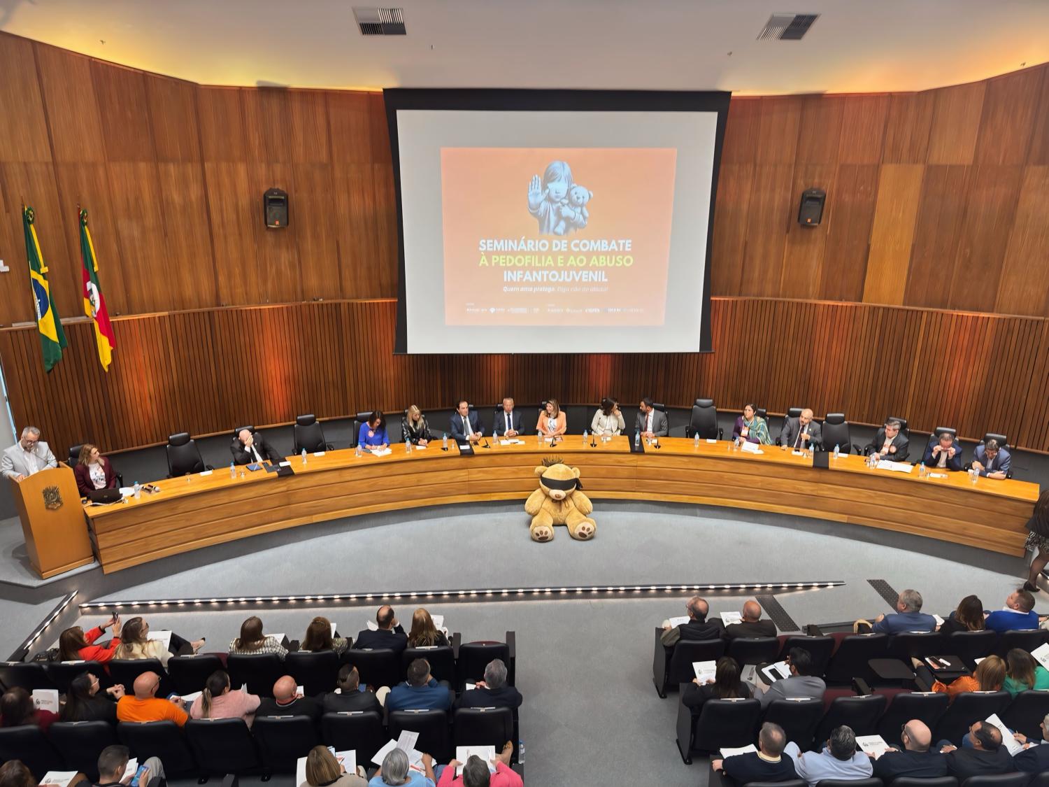 Vereadores de Taquara participam de Seminário de Combate à Pedofilia e ao Abuso Infantojuvenil em Porto Alegre