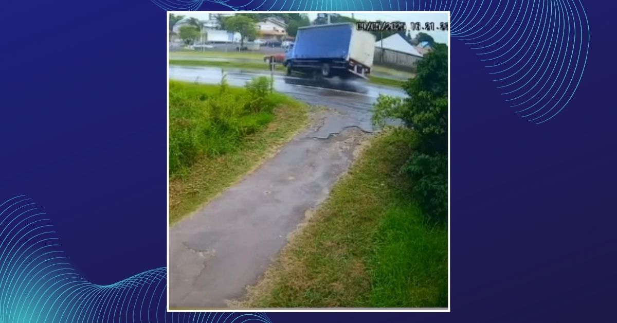 Susto na ERS-239: caminhão desliza e quase cai em vala em Taquara