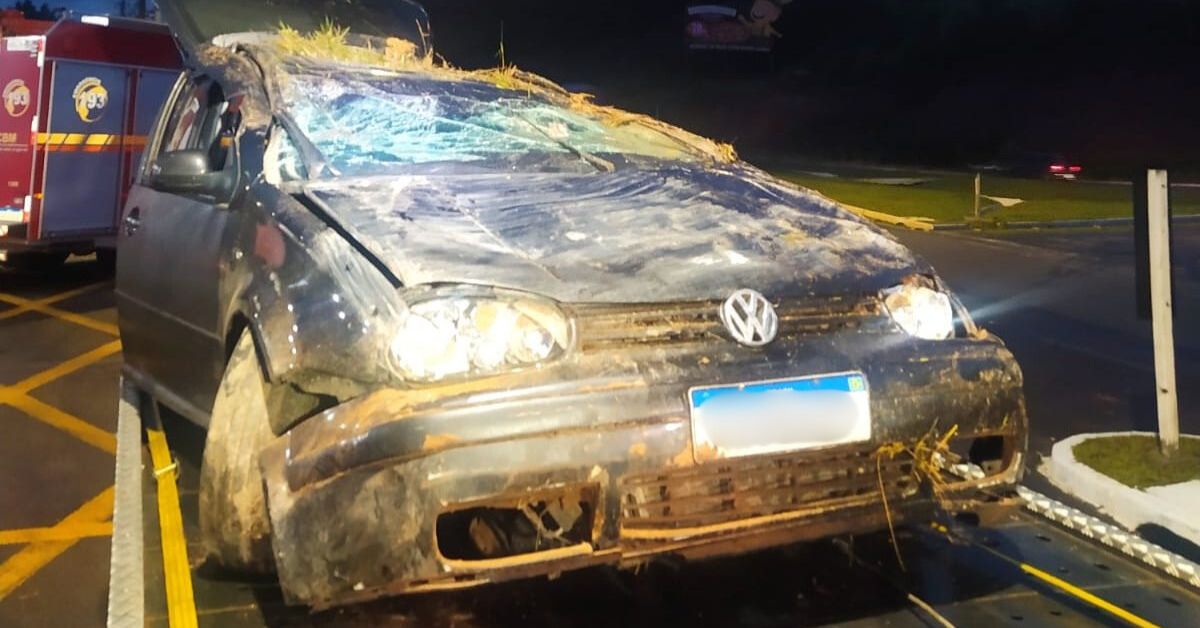 Veículo capota na ERS-115, próximo ao quartel dos Bombeiros de Taquara, e deixa seis jovens feridos