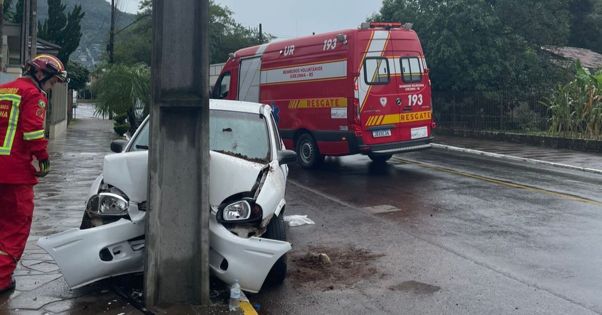 Mulher grávida fica inconsciente após colidir carro contra poste em Igrejinha