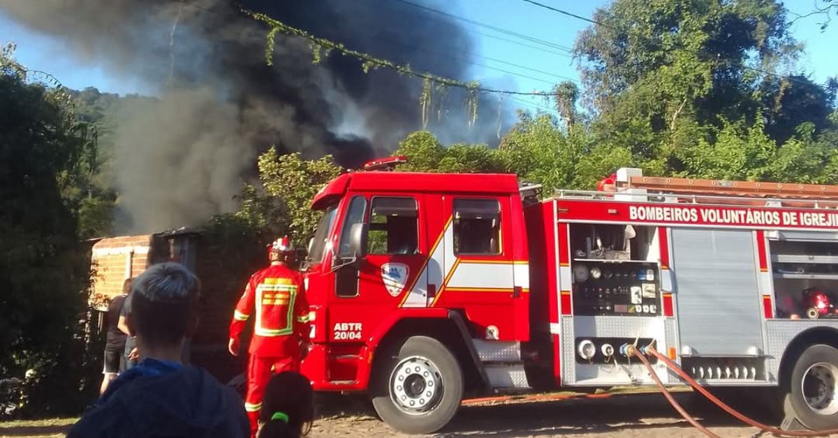 Incêndio destrói prédio de reciclagem em Canto dos Renk, em Igrejinha