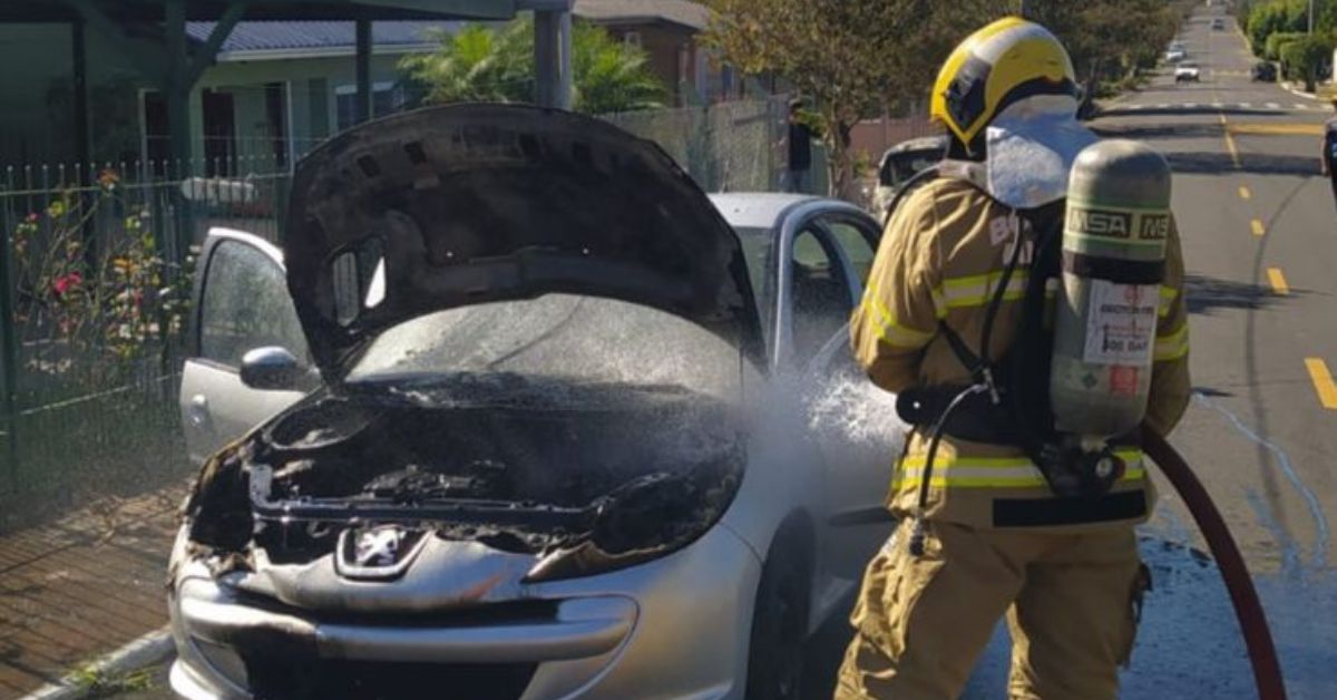 Incêndio atinge veículo na rua Princesa Isabel, em Taquara