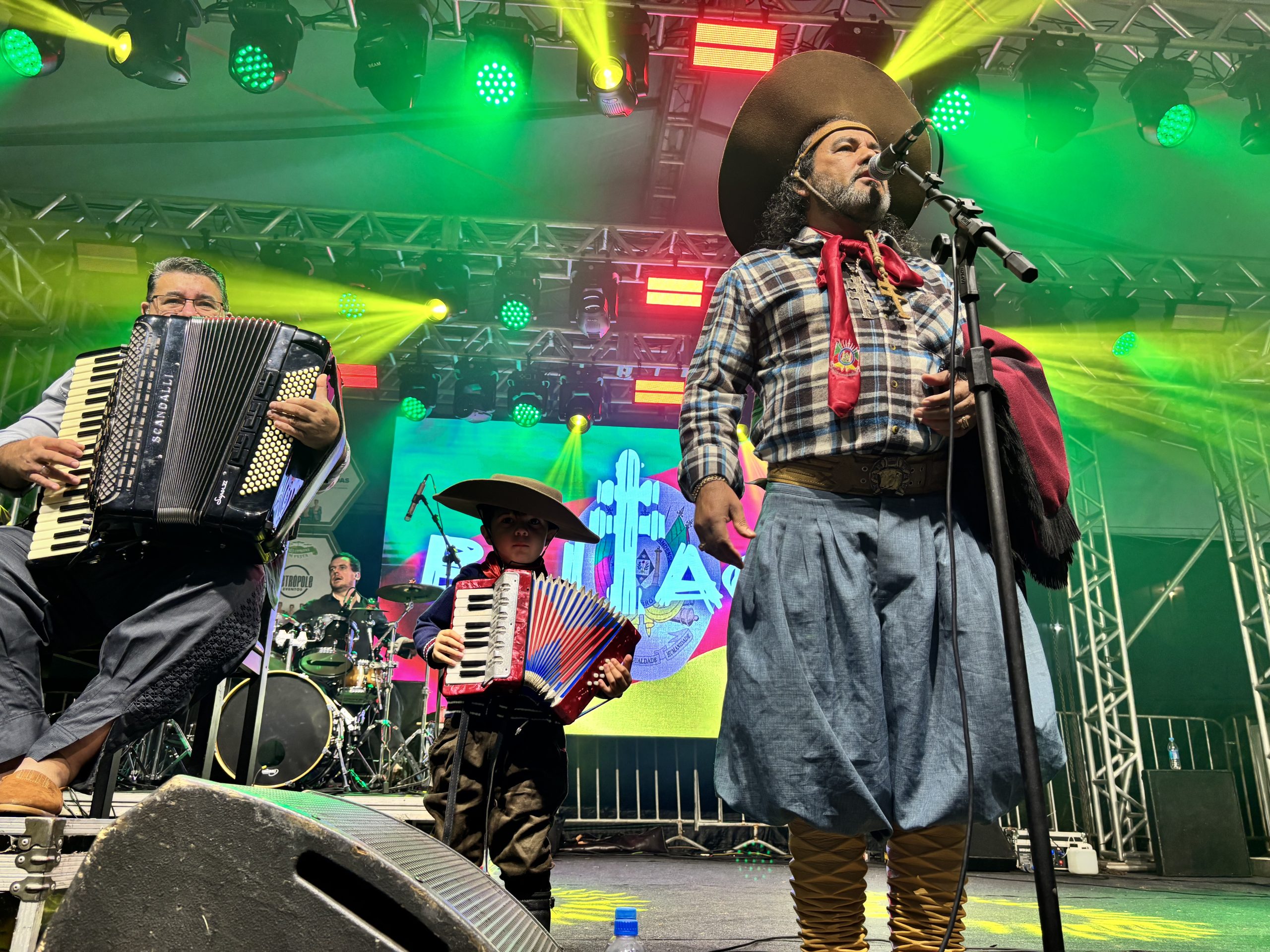 Três Coroas em Festa tem início marcado por retomada cultural e mensagem de esperança após enchentes