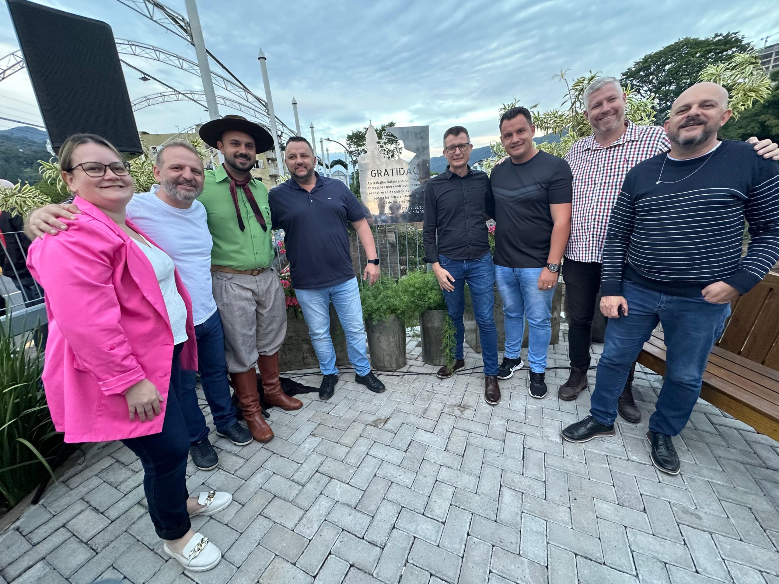 Um ano após enchente histórica, Igrejinha eterniza força dos voluntários com monumento