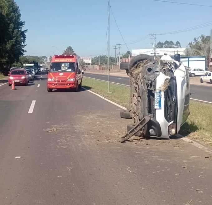 Duas pessoas ficam feridas em capotamento na ERS-239