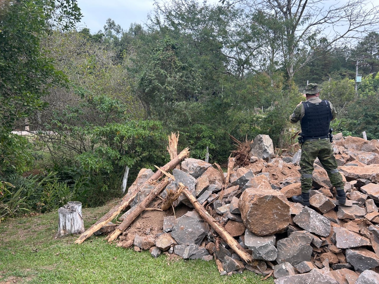 Depósito irregular de basalto é alvo de ação da Patrulha Ambiental em Taquara