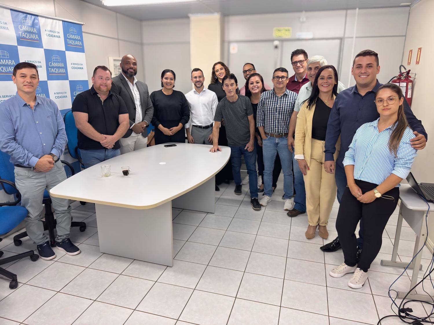 Vereadores de Taquara recebem treinamento para implementação da tradução em Libras nas sessões