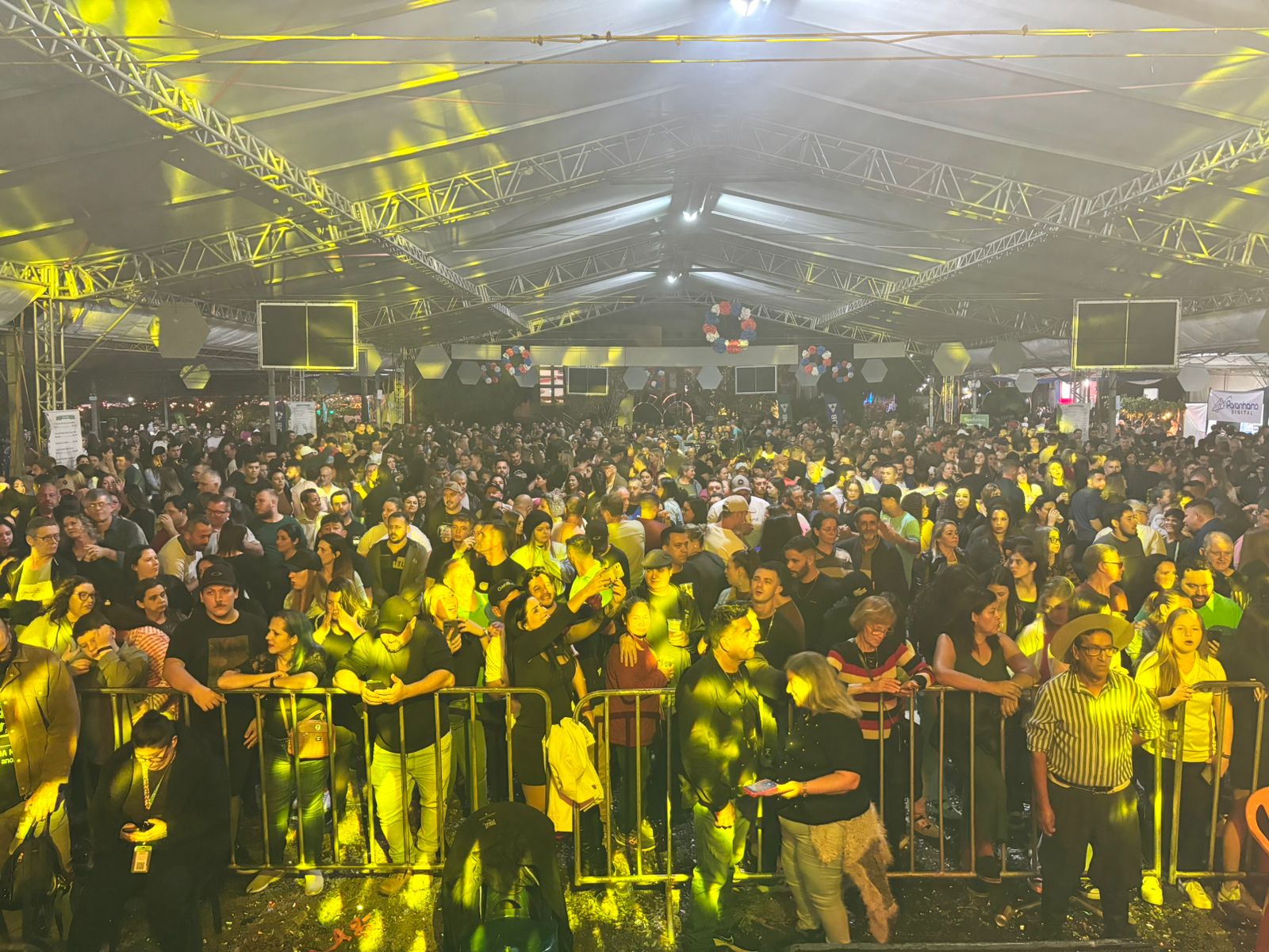 Três Coroas em Festa encerra com grande público e emoção no show de Léo Pain