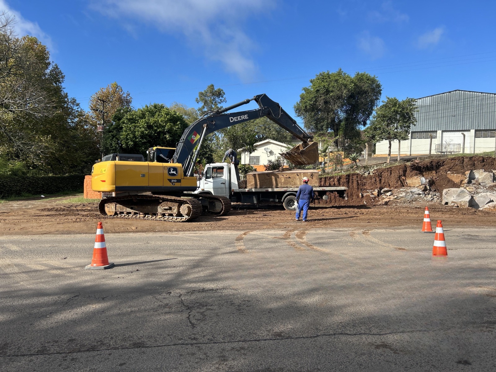 Obra de fragmentação de rochas na ERS-020 entra na fase final com serviços de limpeza