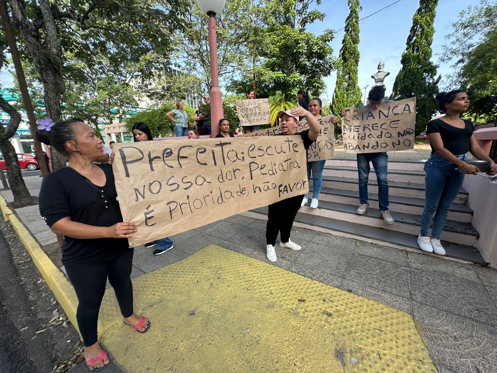 Moradores de Taquara organizam manifestação em frente à Prefeitura em protesto por melhorias na saúde pública