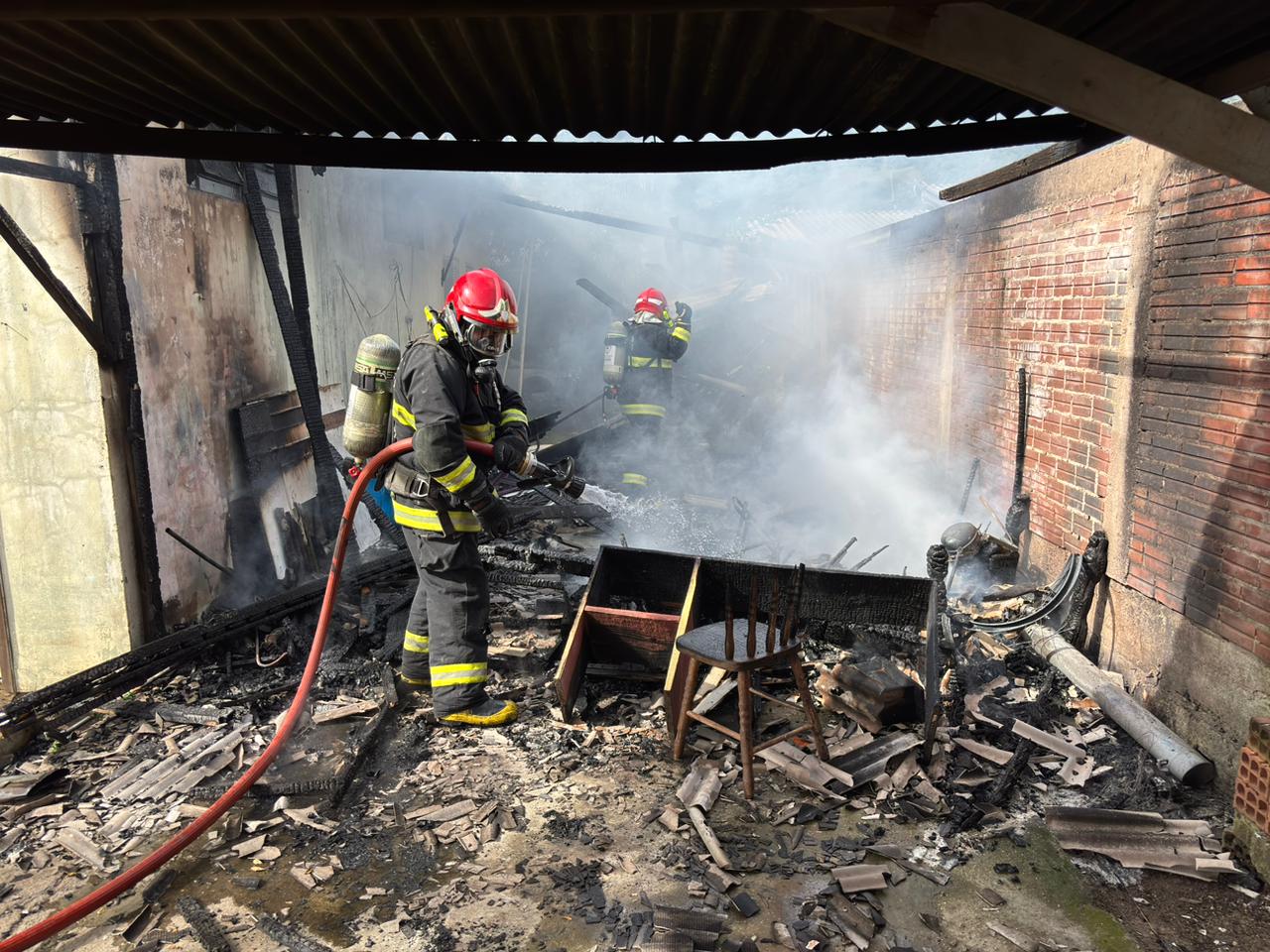 Bombeiros controlam princípio de incêndio em residência de Igrejinha