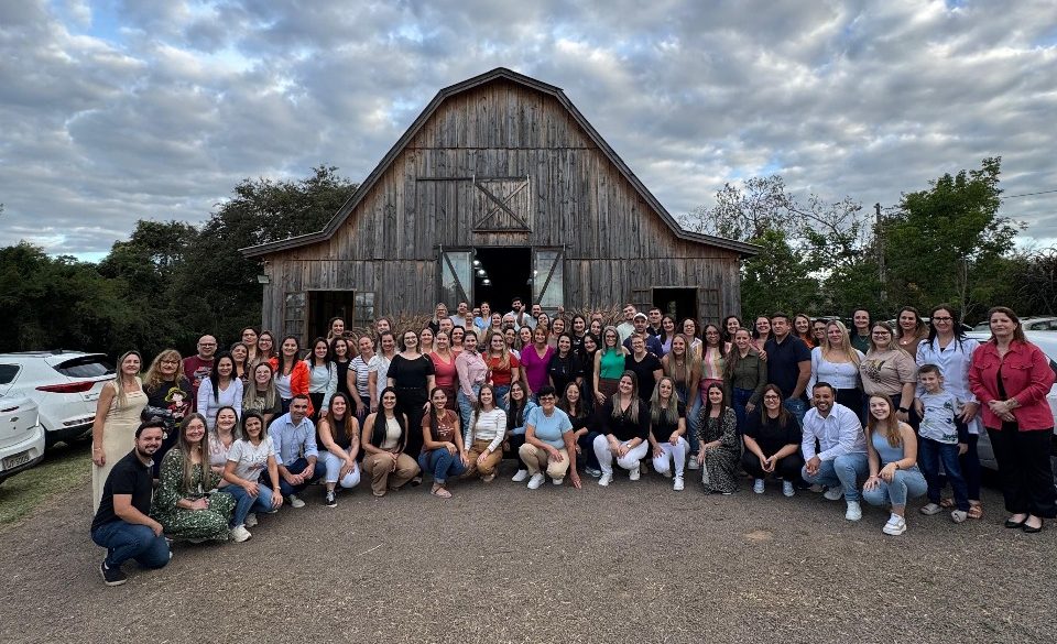 Parobé promove encontro especial da enfermagem e entrega uniformes personalizados à equipe