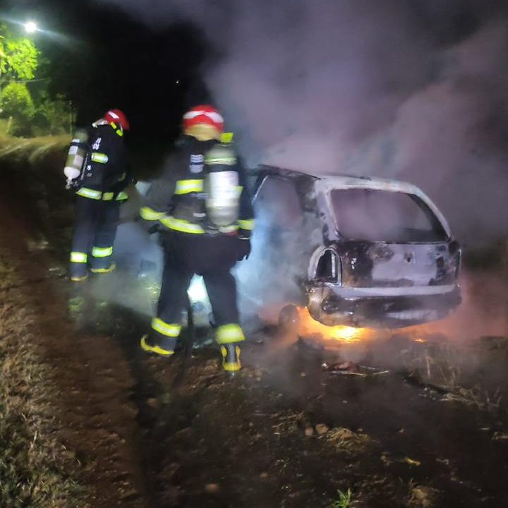 Bombeiros atendem ocorrência de incêndio em veículo no interior de Igrejinha
