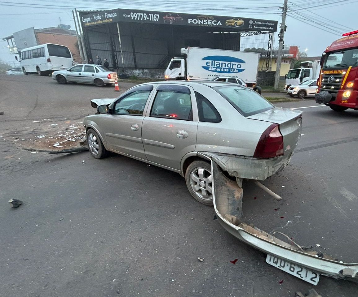 Colisão entre carro, ônibus e moto deixa duas pessoas feridas na ERS 239 em Parobé