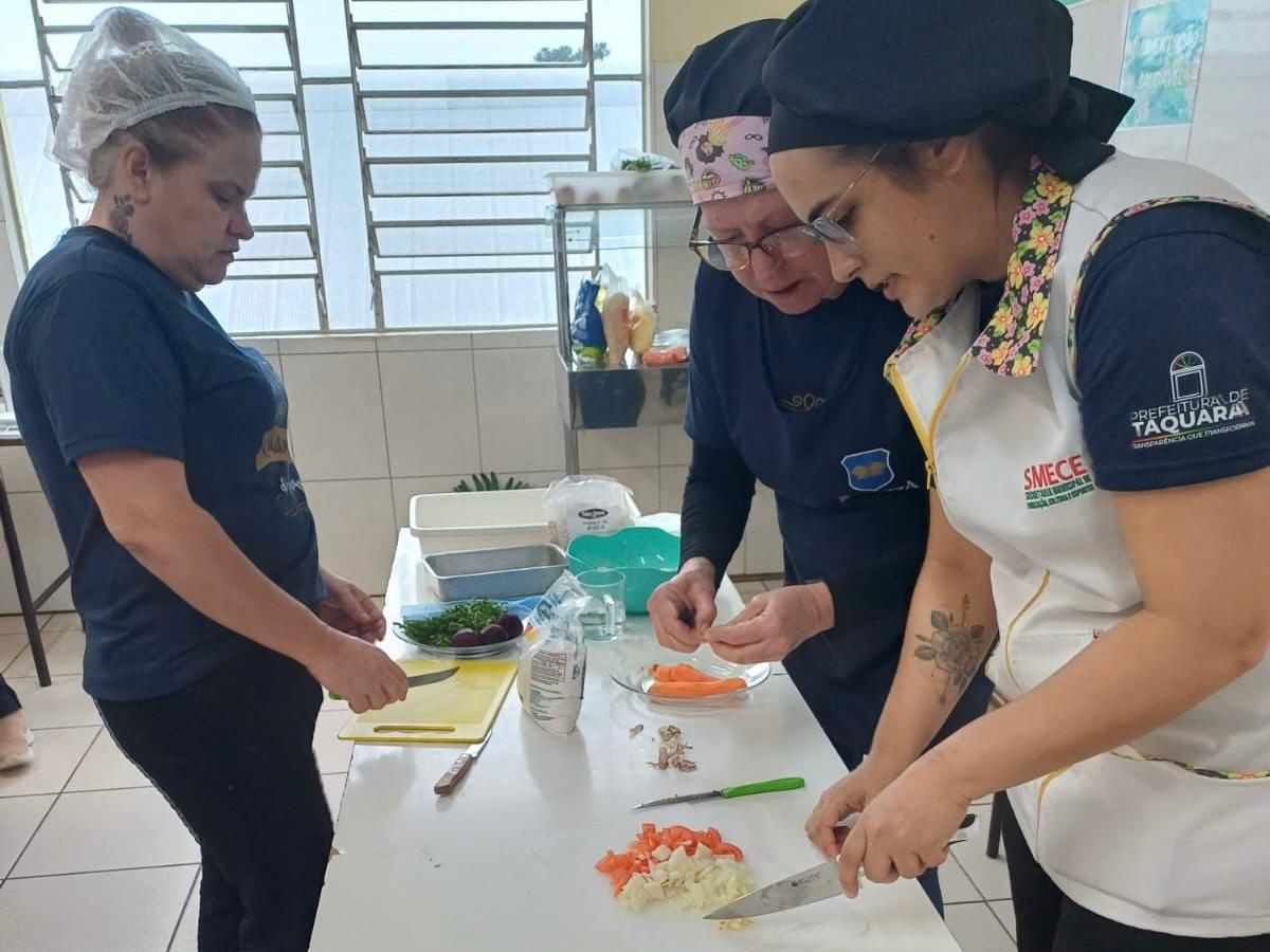 Merendeiras da Educação Infantil participam da Primeira Prática Culinária "Saberes e Sabores" em Taquara