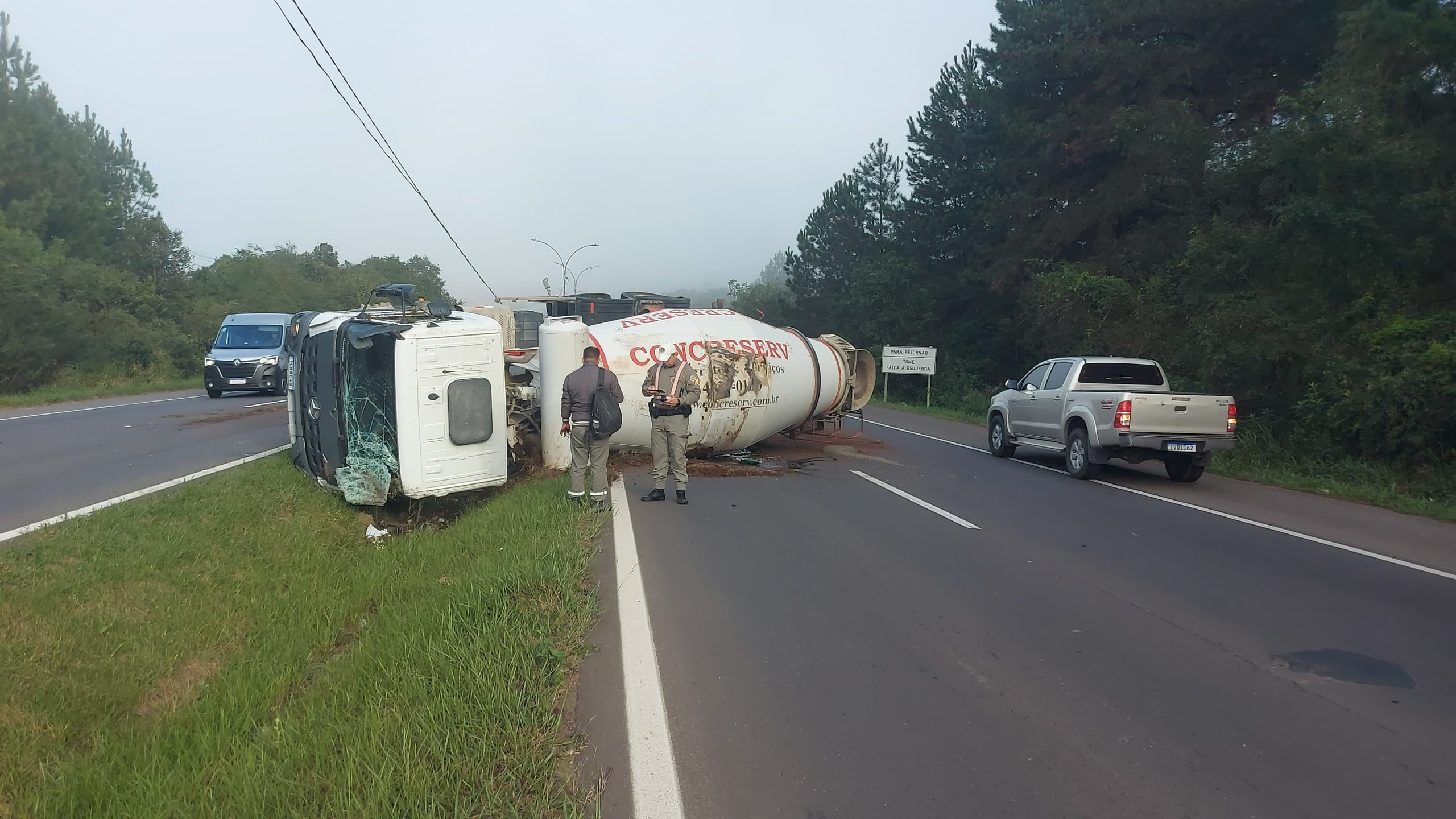 Motorista dorme e capota caminhão betoneira na ERS 239