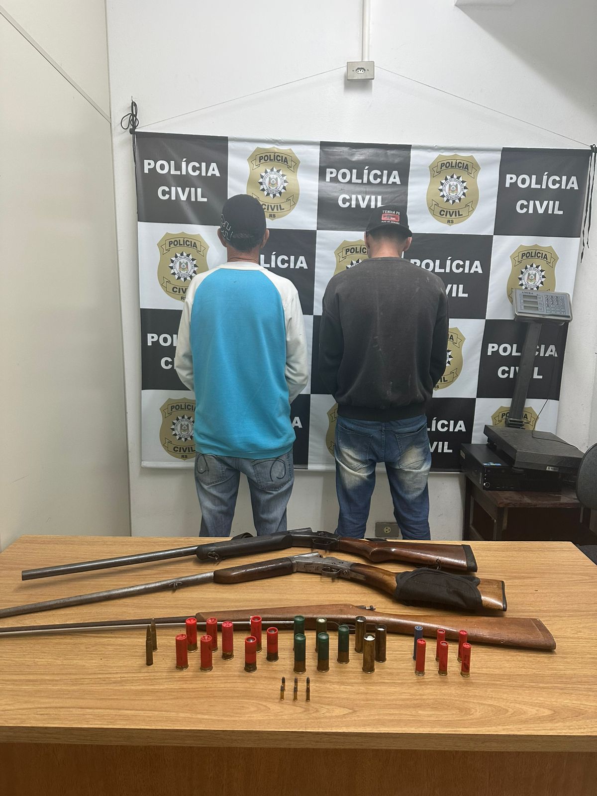 Dois homens são presos em flagrante por porte ilegal de armas no interior de Taquara