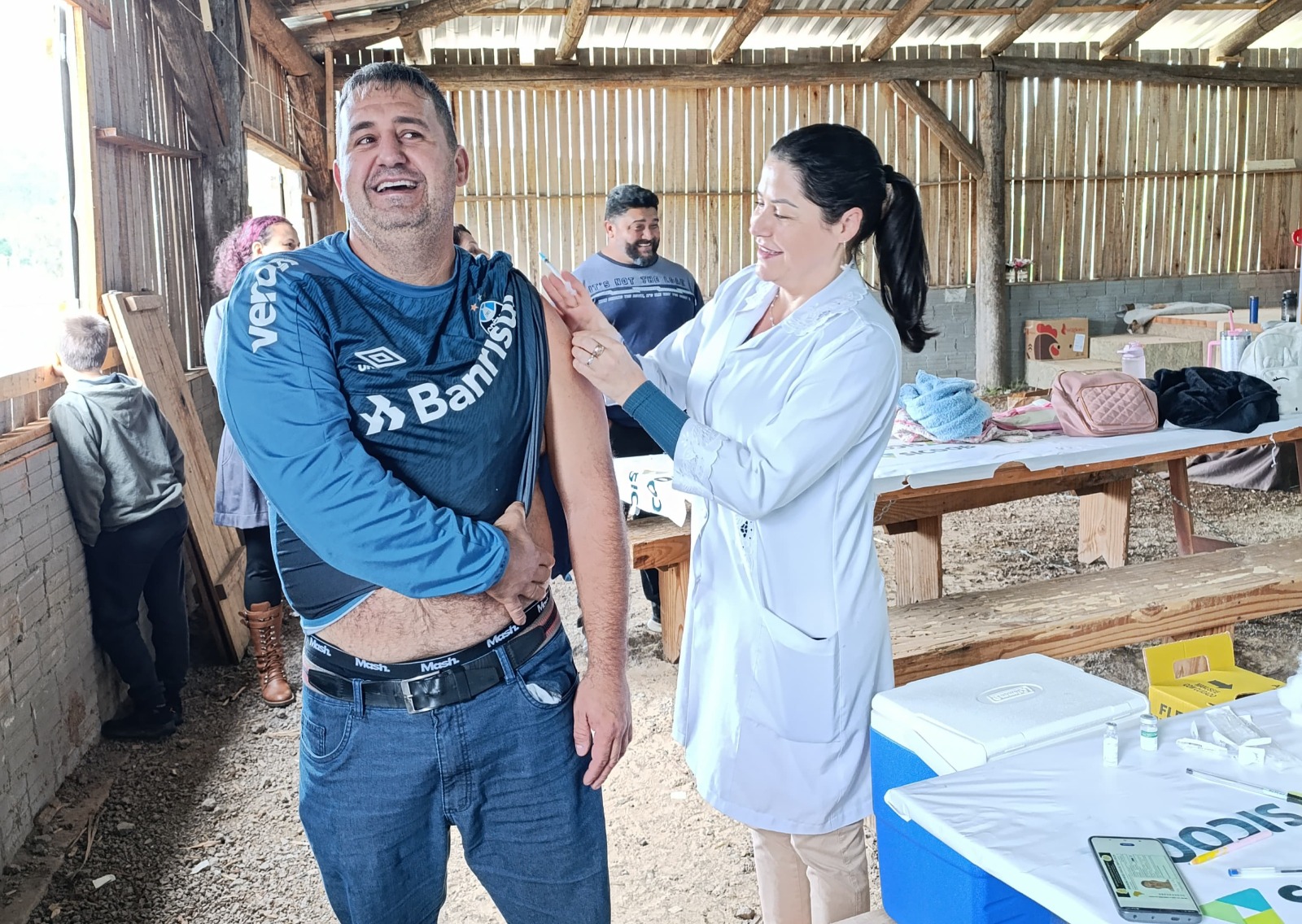 Dezenas de pessoas são imunizadas durante a vacinação itinerante do bairro Santa Rosa