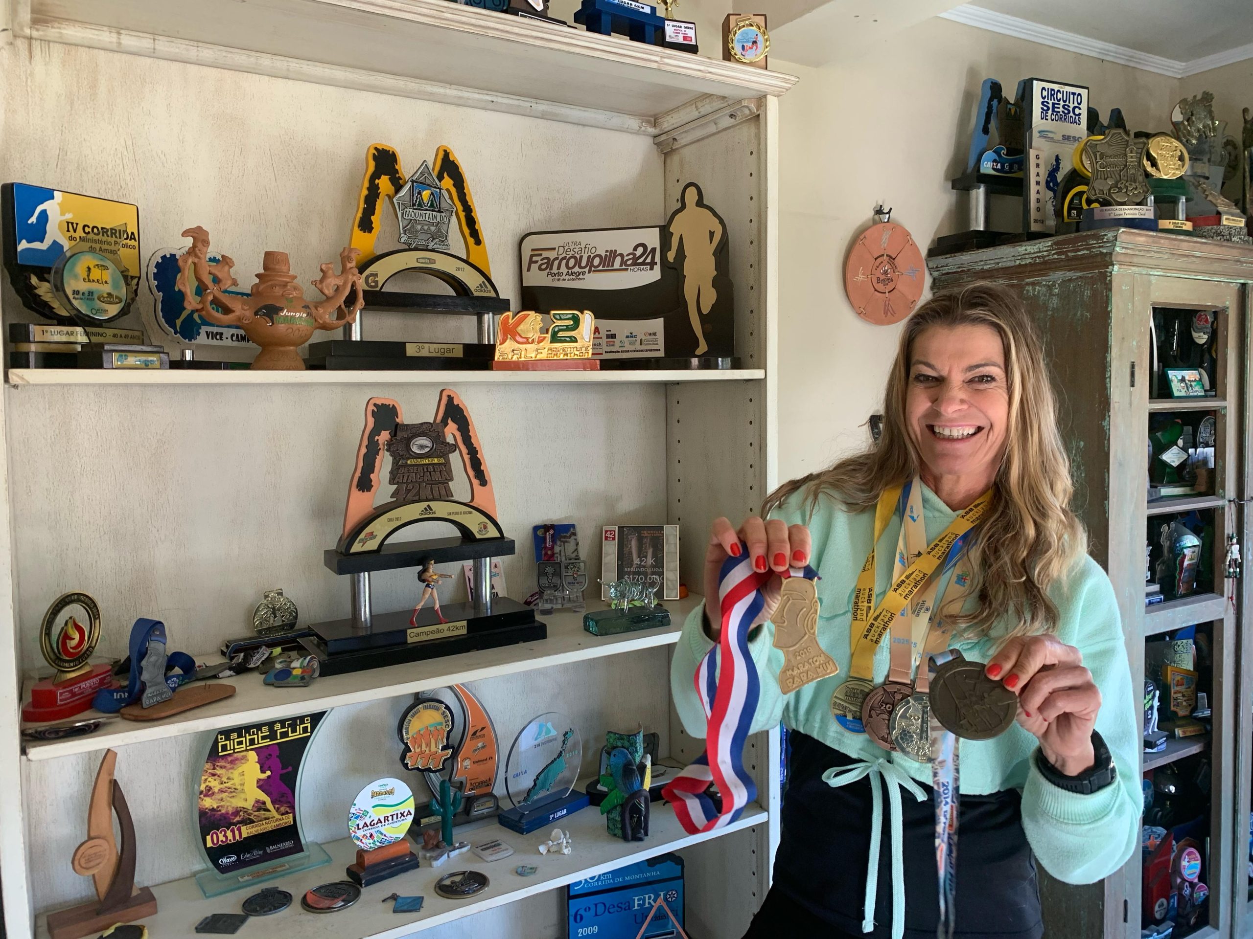 A atleta de Igrejinha que corre o mundo, coleciona troféus e agora mira o Guinness Book