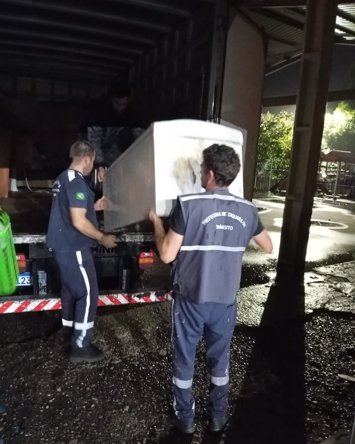 Rio dos Sinos sobe e Prefeitura de Taquara retira famílias de pontos mais baixos do bairro Empresa