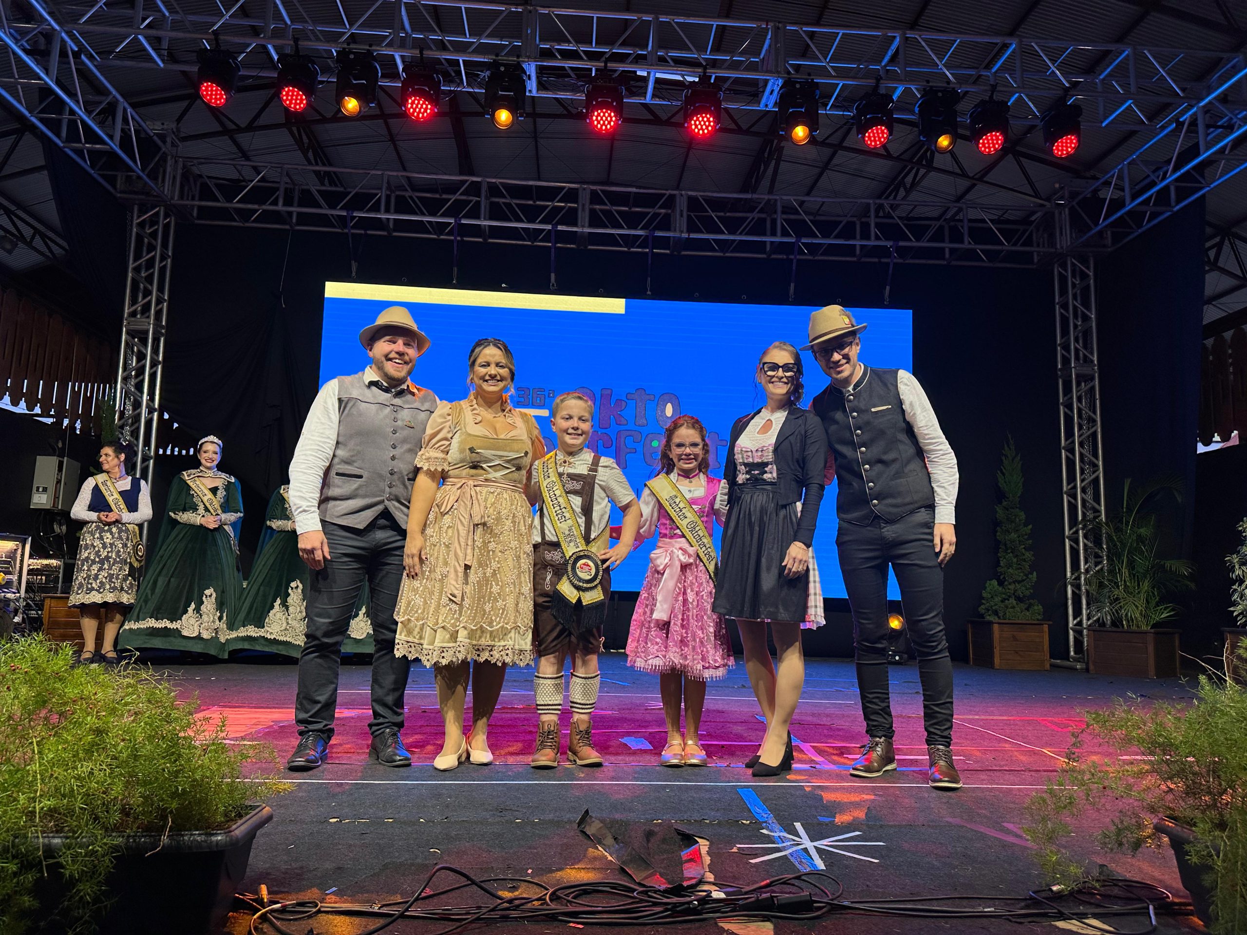 Bernardo Engelmann Arnold e Valentina Holanda da Costa são eleitos Bubchen e Mädchen da 36ª Oktoberfest de Igrejinha