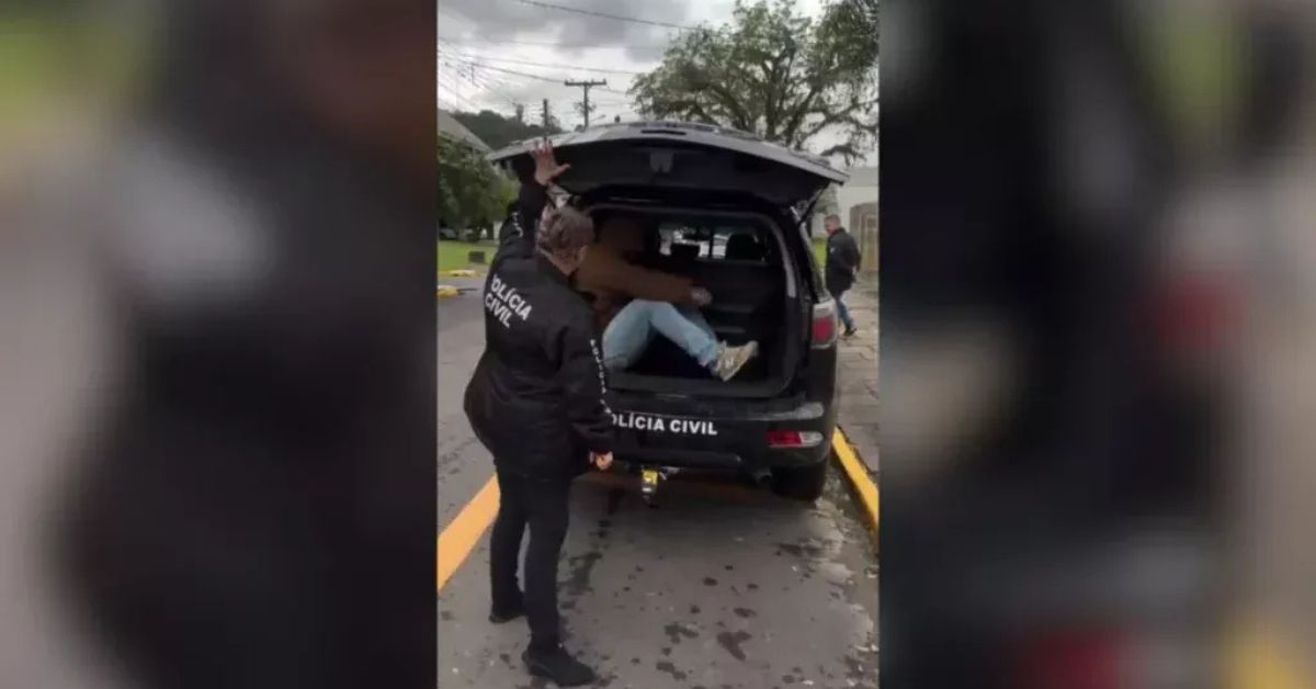 Vereador de Três Coroas simula prisão para divulgar entrega de viatura policial