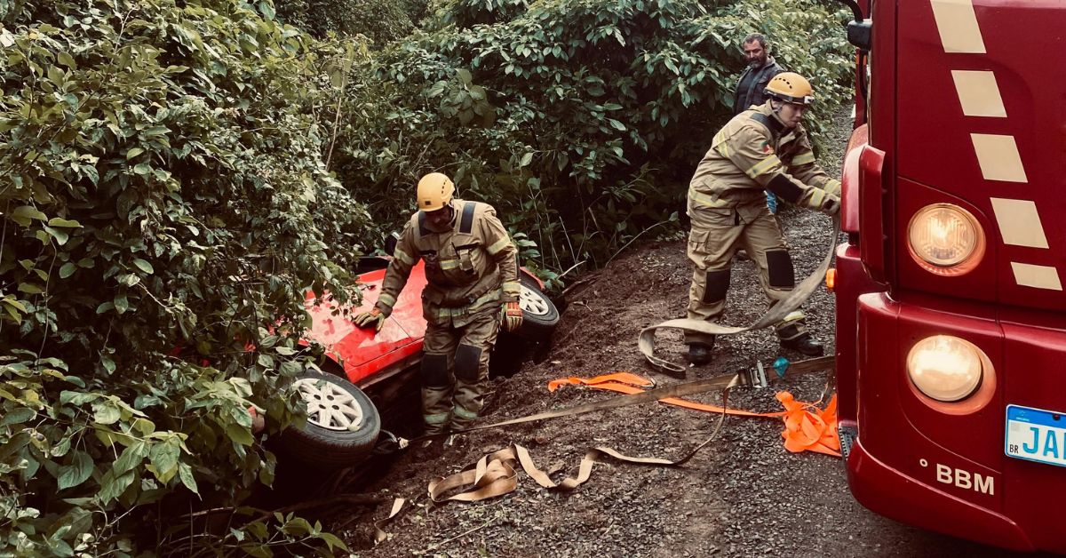Veículo tomba em Alto Tucanos e idosa é levada ao hospital para exames