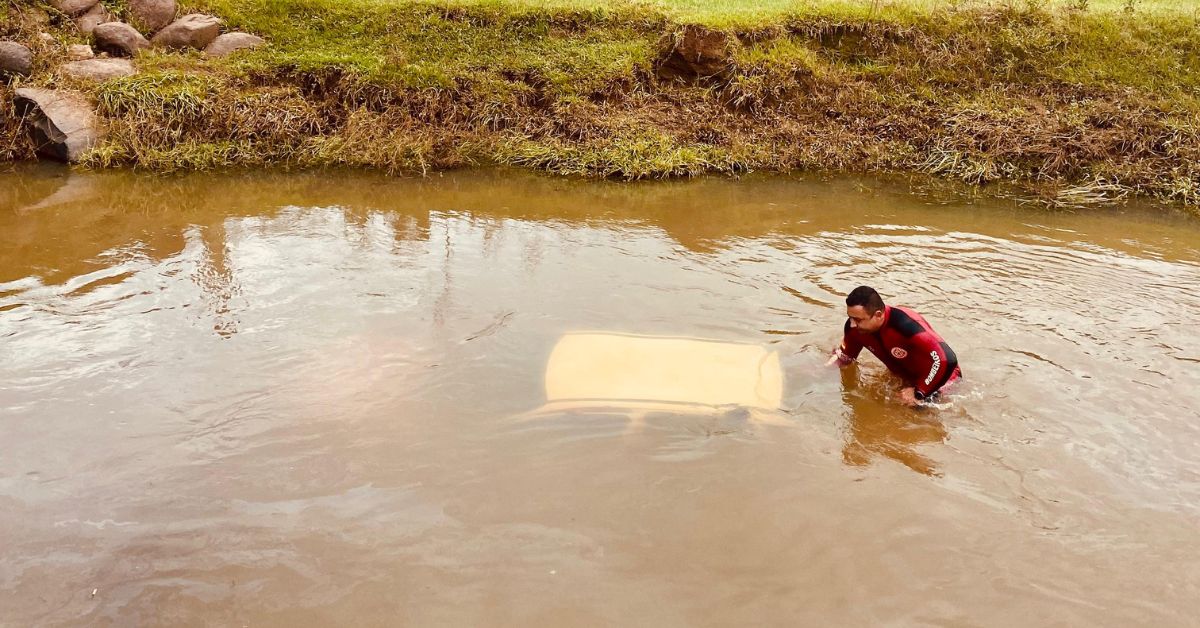 Moradores resgatam trio após carro cair em arroio em Taquara