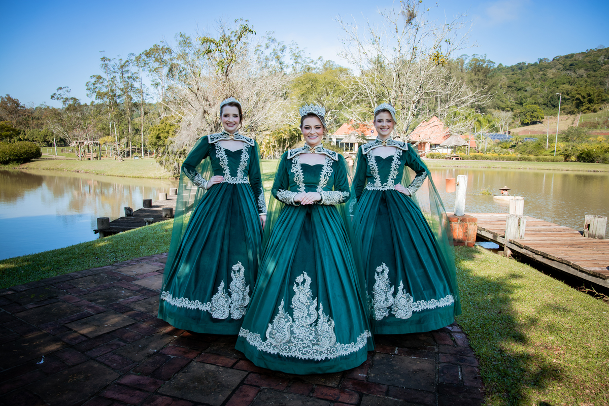 Traje oficial das soberanas da 36ª Oktoberfest de Igrejinha celebra tradição e identidade cultural da festa