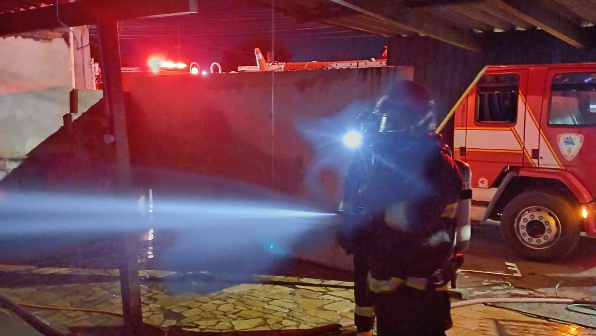 Bombeiros controlam incêndio em residência na Cohab, em Igrejinha