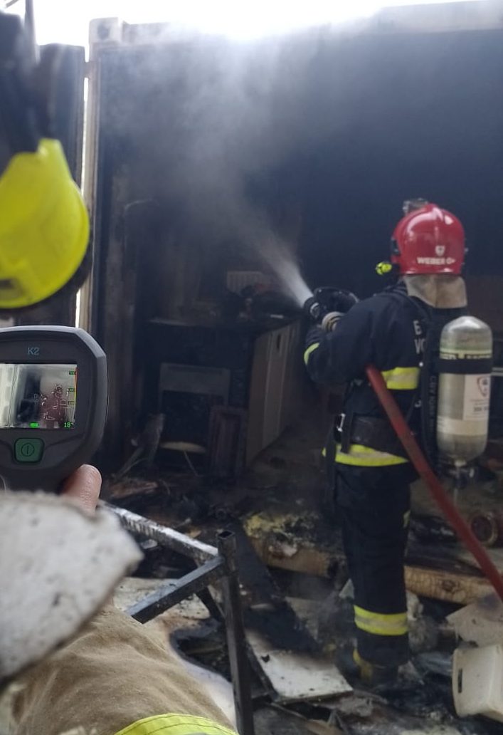 Bombeiros combatem fogo em container em Igrejinha