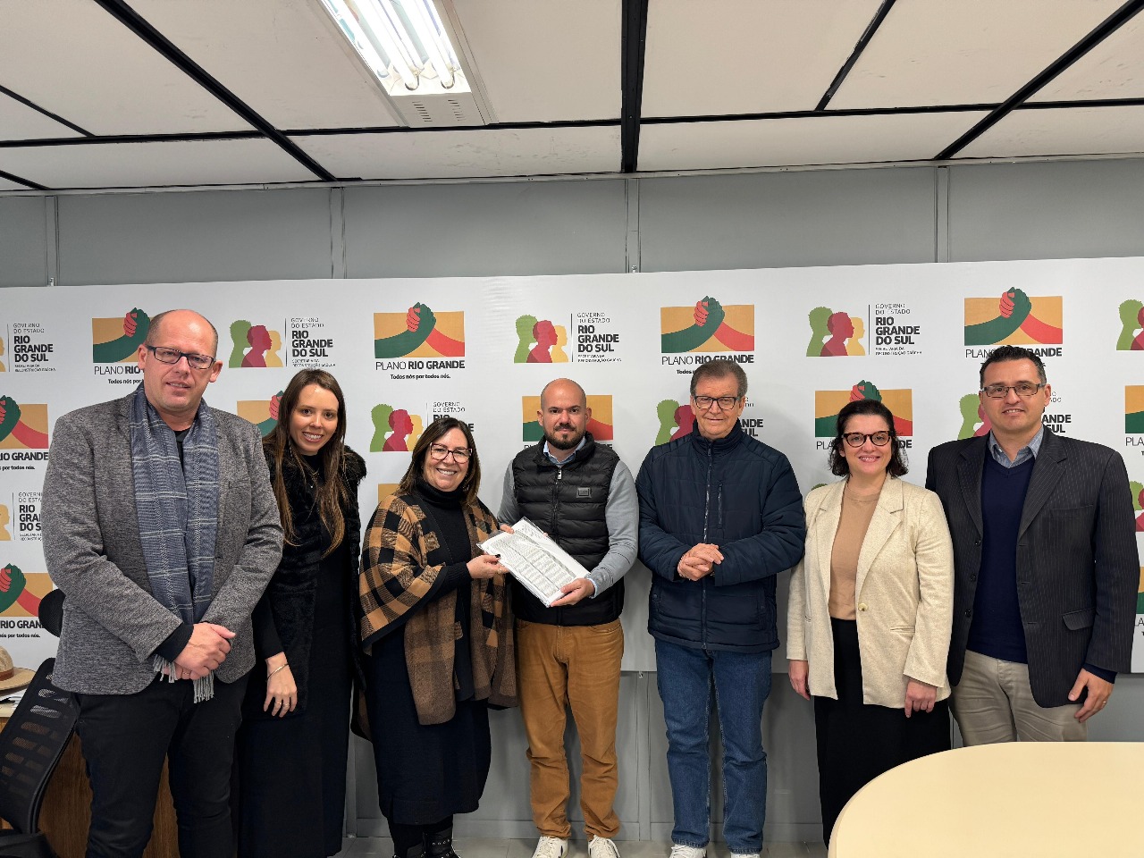 Prefeitura entrega projeto de macrodrenagem da rua Pinheiro Machado ao secretário da Reconstrução Gaúcha