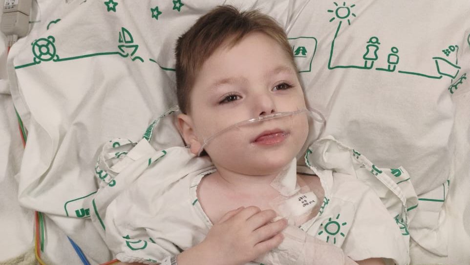 Após cirurgia de implante de estimulador cerebral, menino com epilepsia grave apresenta boa recuperação