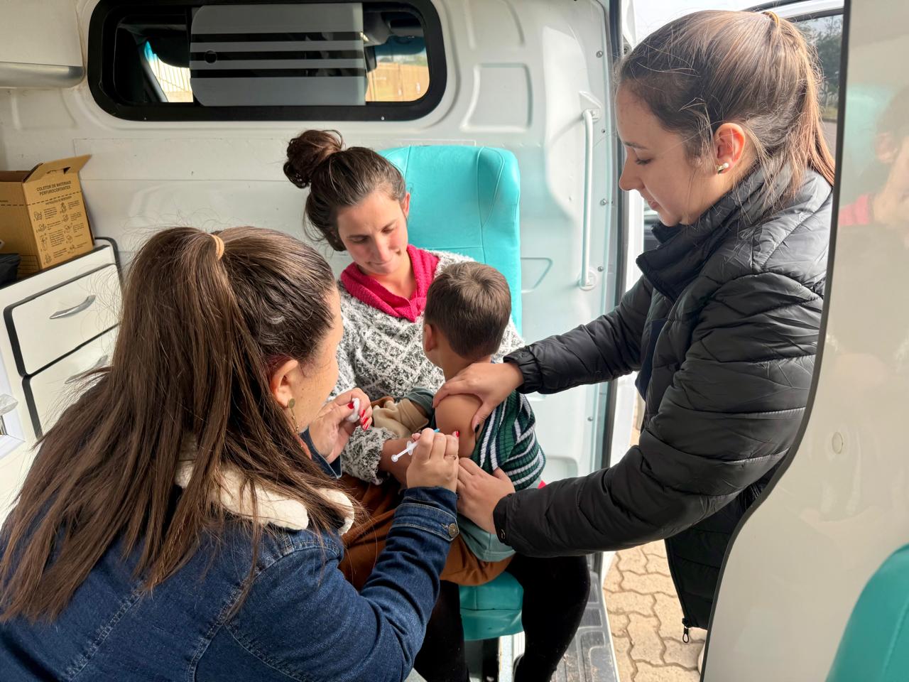 Vacinação Itinerante no interior de Taquara imuniza dezenas de moradores de Pega Fogo e Morro Pelado