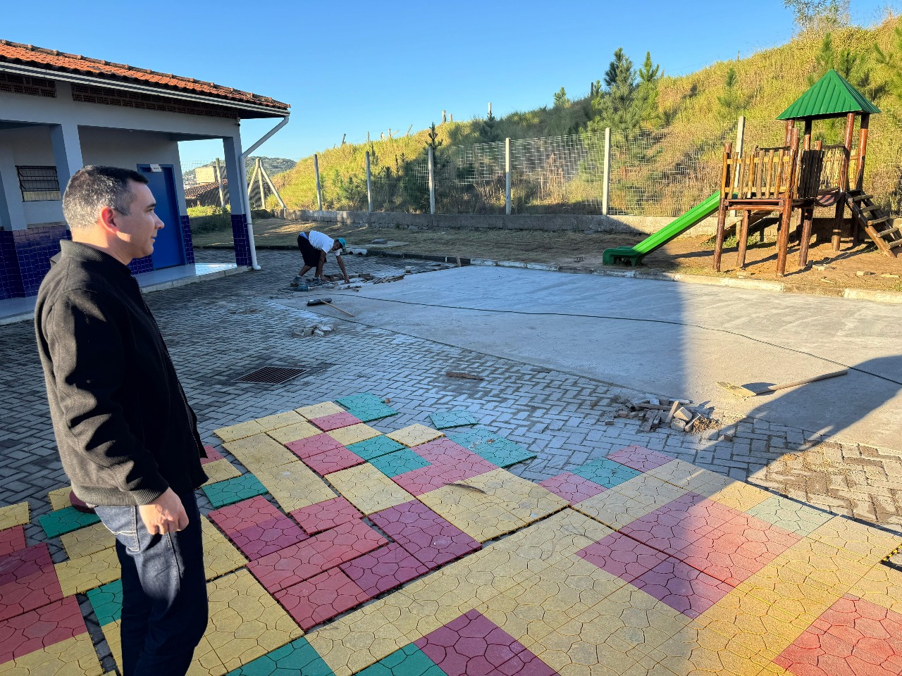 Prefeitura inicia instalação de nova pracinha na Escola Nestor Herculano de Paula