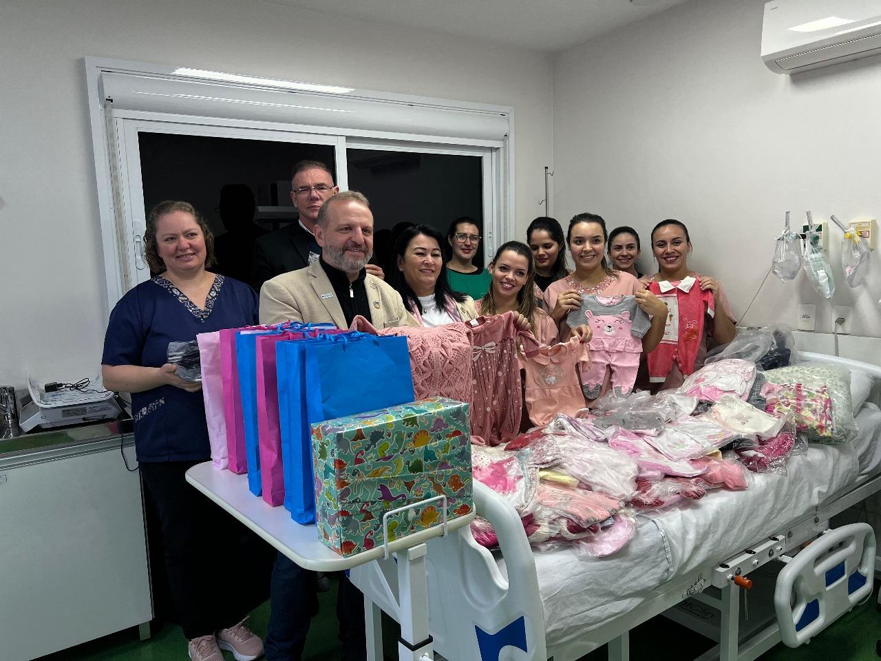 Vereadora Ana Oliveira doa mais de 300 peças de roupa de inverno ao Hospital Bom Pastor