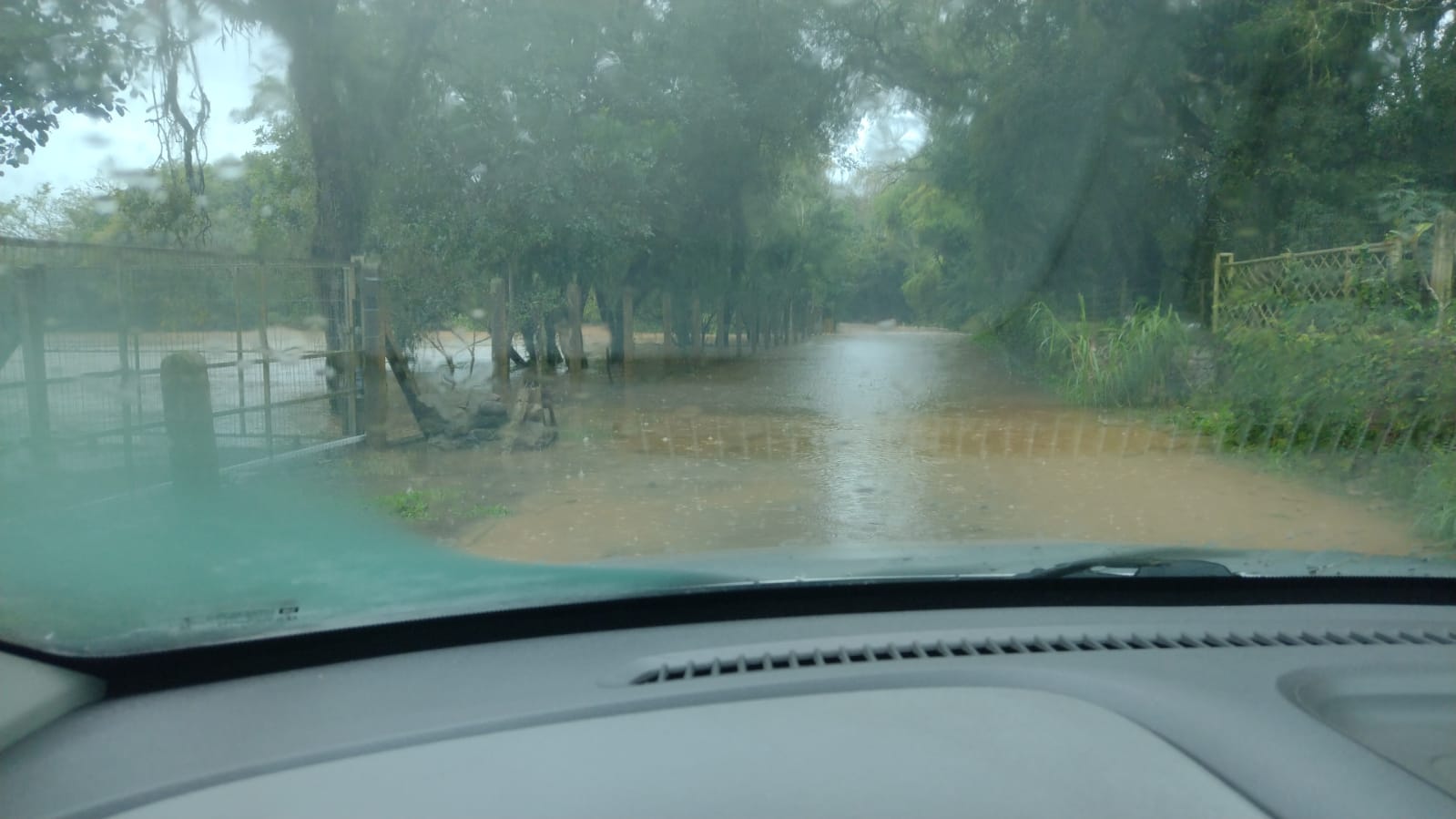 Rio Paranhana transborda no bairro Santa Maria, em Taquara