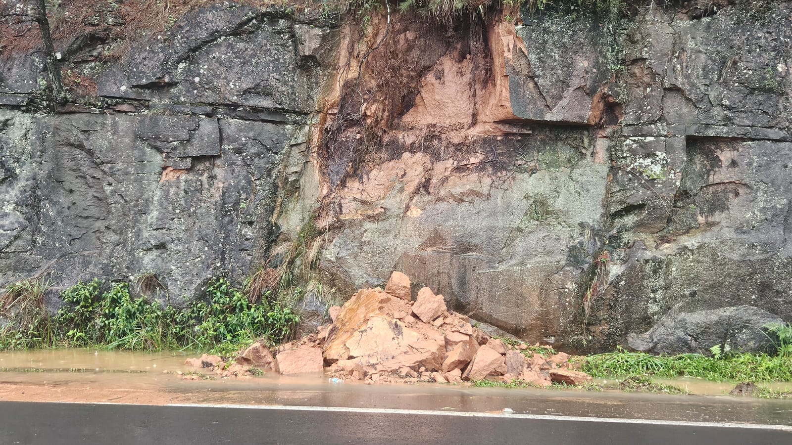 Pequeno deslizamento de terra é registrado na ERS-020 em Taquara