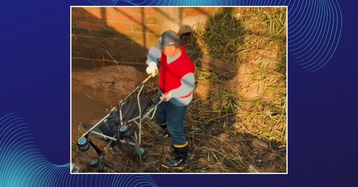 Carrinho de bebê e sofás são retirados do Arroio Funil em Parobé