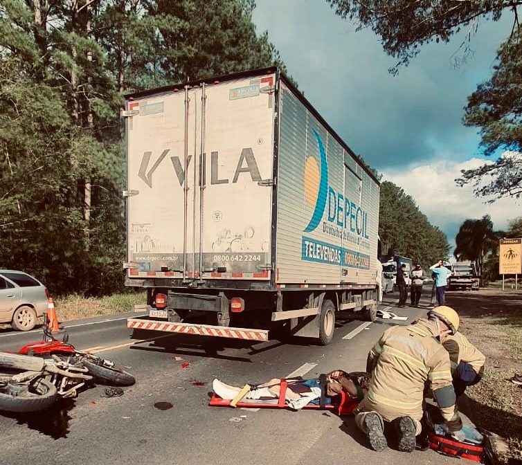 Acidente envolve caminhão e motocicleta na ERS-115