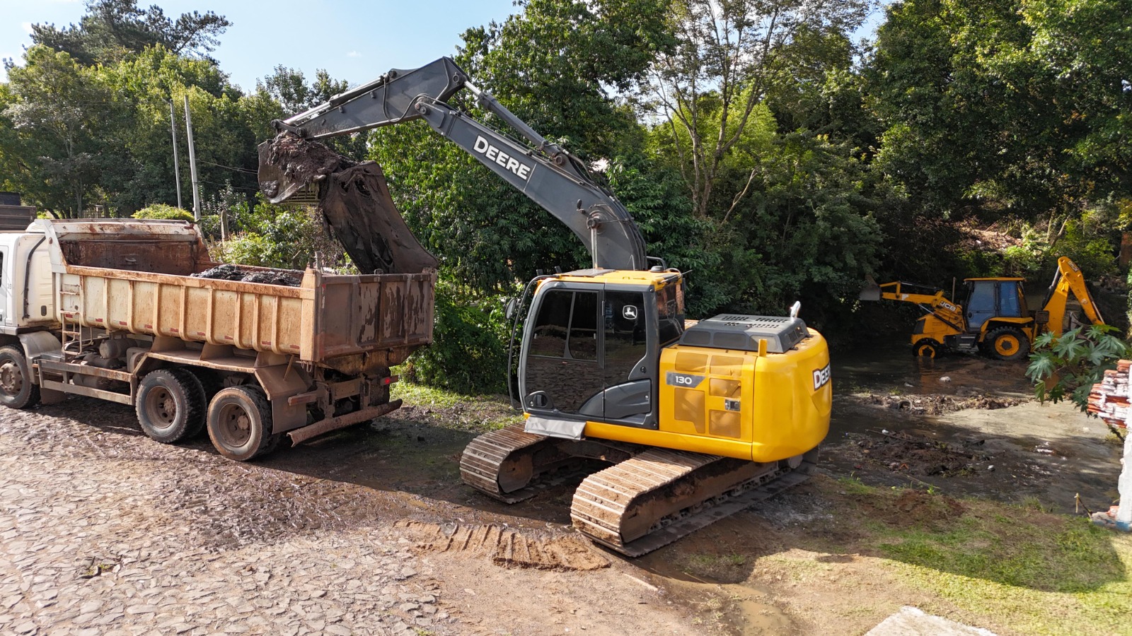 Prefeitura de Taquara retira 20 cargas de entulhos em limpeza do Arroio Sonda no bairro Empresa