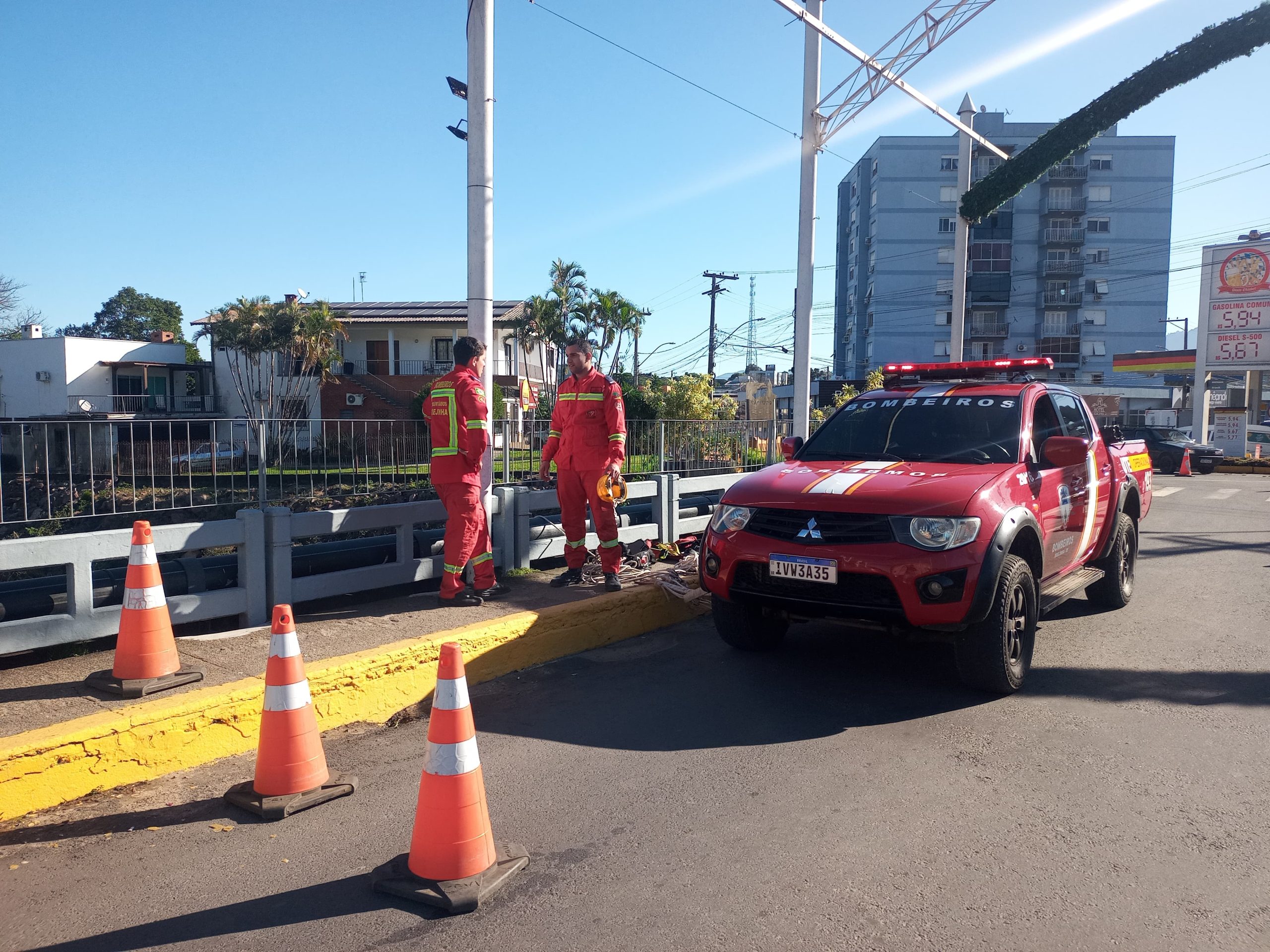 Fio de aço sob ponte mobiliza Corpo de Bombeiros em Igrejinha