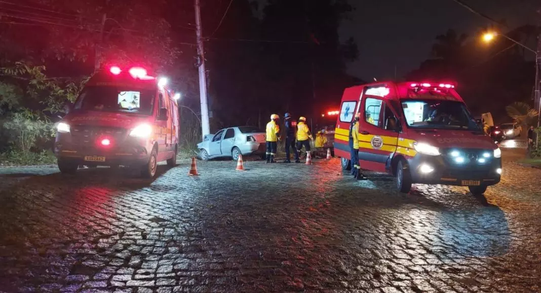Cinco pessoas ficam feridas após carro com placas de Taquara colidir contra poste em Blumenau