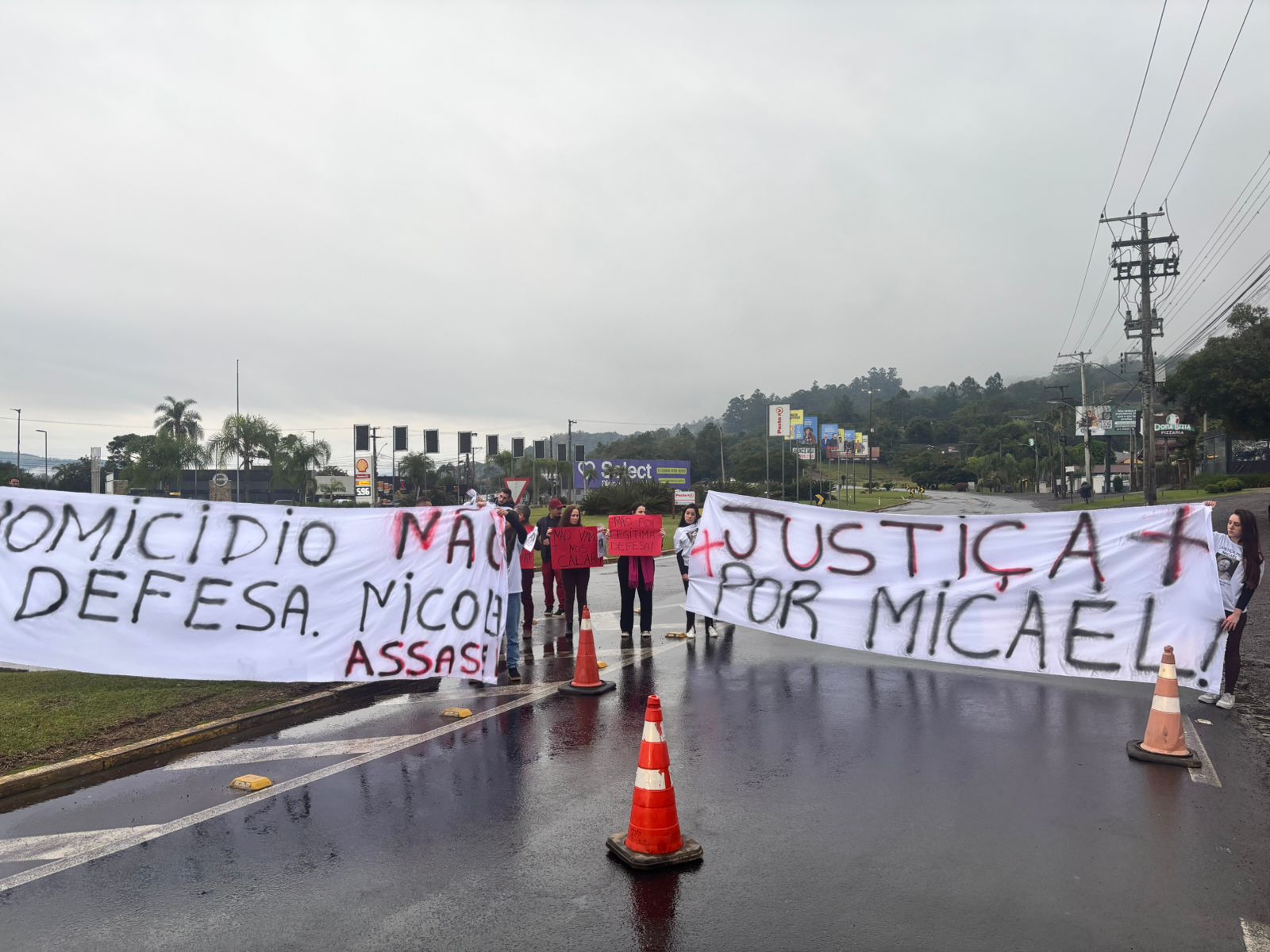Familiares e amigos de Micael Müller fazem novo protesto cobrando justiça pela morte do jovem